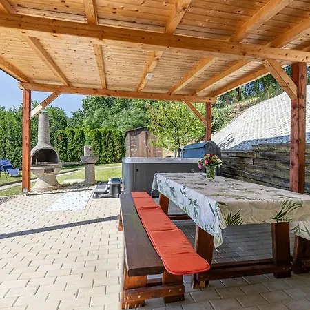 Dağ evi Ladybug House With Whirlpool - Happy