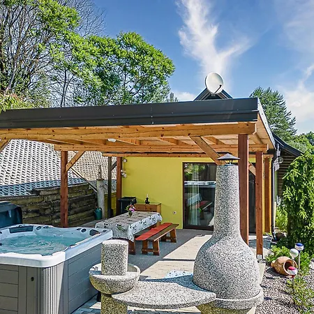 Ladybug House Nature Retreat W/ Jacuzzi - Happy בקתה