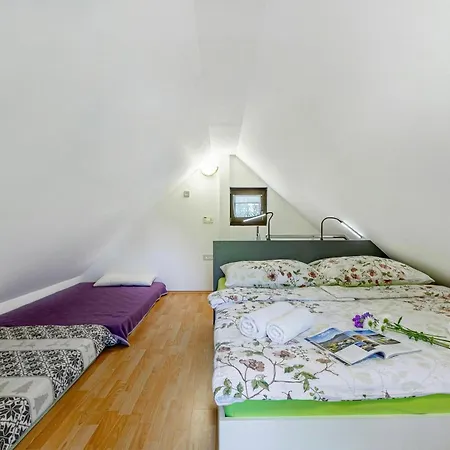 Ladybug House Nature Retreat W/ Jacuzzi - Happy בקתה