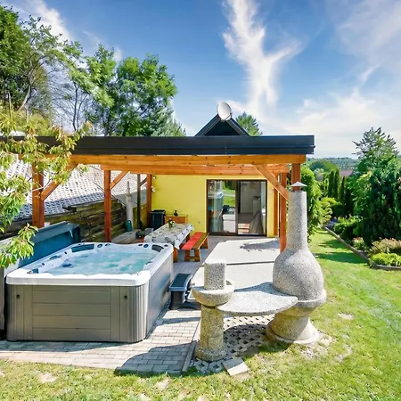Ladybug House Nature Retreat W/ Jacuzzi - Happy