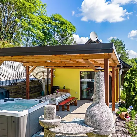 Ladybug House Nature Retreat W/ Jacuzzi - Happy