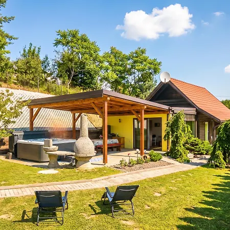 Ladybug House Nature Retreat W/ Jacuzzi - Happy 샬레 *